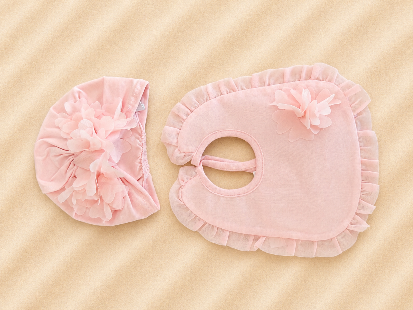 Turbante e bavetta rosa con fiori